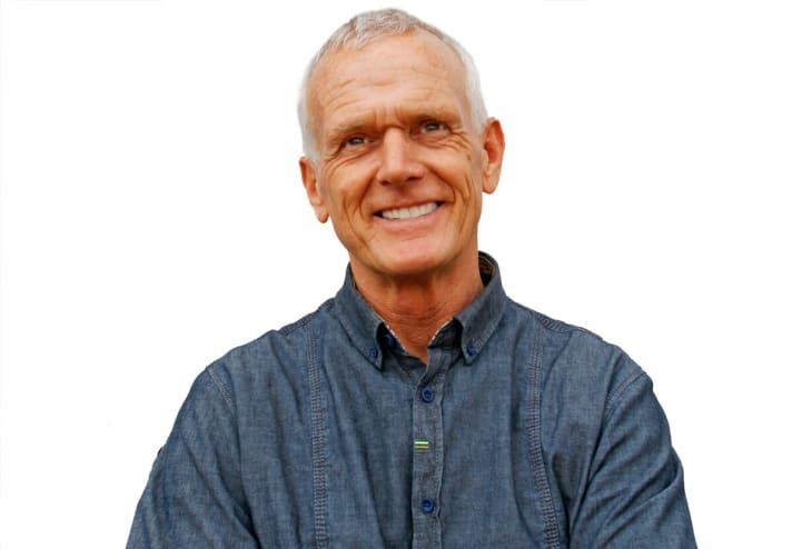 Dr. Fix ist ... Klaus Wiedenbauer. Er betreibt seit Jahrzehnten einen Surfladen in Bad Tölz. Hier könnt Ihr von seiner Erfahrung in Sachen Brettreparatur profitieren. Infos unter www.surf-snowboard.de