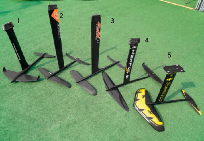   Großflächige Frontflügel mit frühzeitig viel Auftrieb haben AHD FS-1 (1) und Naish (5), aber auch BIC (4). Die Profile von Starboard (2) und AHD FS-2 (3) sind stärker auf Speed und Höhelaufen ausgelegt.