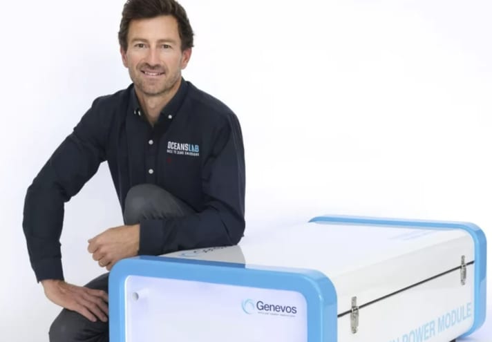 Skipper Phil Sharp mit dem Prototyp seiner Wasserstoff-betriebenen Brennstoffzelle – dem Hydrogen Power Module (HPM) von Genevos, das er mitentwickelt hat