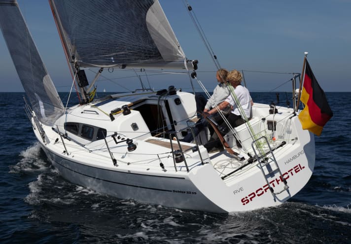   In the version with a tiller, the traveller was all the way aft and not so easy to handle. High rudder pressure was also a nuisance at times.