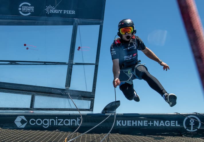 La voile SailGP exige de l'athlétisme, comme le démontre ici le régleur d'ailes Stuart Bithell dans l'équipe suisse.