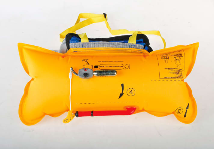 NRS Zephyr | www.nrs.com | 109,95 Euro.  Großes Kissen bei kleinem Packmaß, Der Auftriebskörper kann für entspanntes Treiben auch um den Hals fixiert werden oder zum Schwimmen auf den Rücken gedreht werden. Kein Schutz bei Bewusstlosigkeit oder extremer Schwäche.