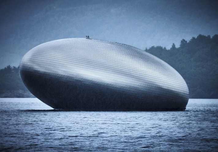 Salmon Eye – der schwimmende Gourmettempel im Fjord : Tagsüber ein Info- und Lobbyzentrum für Aquakultur und Lachsfarmen für angemeldete Gruppen, abends ein Luxusrestaurant mit 18-Gänge-Menü aus lokalen Produkten. Inklusive Bootstransfer von Rosendal kostet die Gourmet-Expedition etwa 280 Euro. Sportboote dürfen am schwimmenden architektonischen Kunstwerk nicht anlegen. Schon der Anblick beim Vorbeisegeln ist wie ein Besuch in einer Kunstgalerie