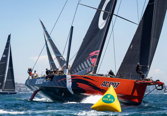 "Andoo Comanche" poco dopo la partenza della 77esima Rolex Sydney Hobart Yacht Race sulla rotta verso le Heads