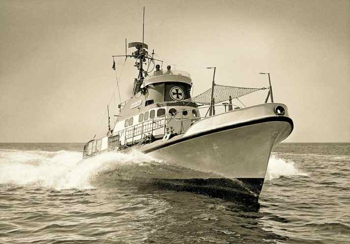 The rescue cruiser RUHR-STAHL, stationed in Cuxhaven at the time, in action in the Elbe estuary