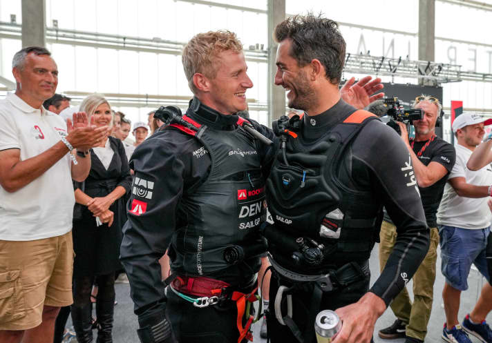 Si piacciono ancora anche dopo la finale: Nicolai Sehested, timoniere del team SailGP danese, circumnavigatore e agricoltore, si congratula con Blair Tuke, co-CEO e wing trimmer del vittorioso team SailGP neozelandese.