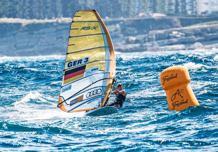   Wird das aktuelle Olympiaboard den Wünschen der Fahrer und den Vorstellungen der Olympia-Bosse noch gerecht? Ob das Foil auch bei Starkwind funktioniert, muss noch getestet werden, die RS:X-Fahrer surfen bisher mit dem 9,5er-Segel bei bis zu 30 Knoten Wind. 
