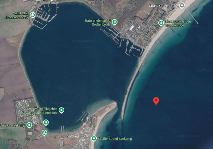 Die Reste liegen laut den Positionsangaben des Wasser- und Schiffahrtsamtes südlich des Hauptstrandes vor der Mole (siehe Markierung)