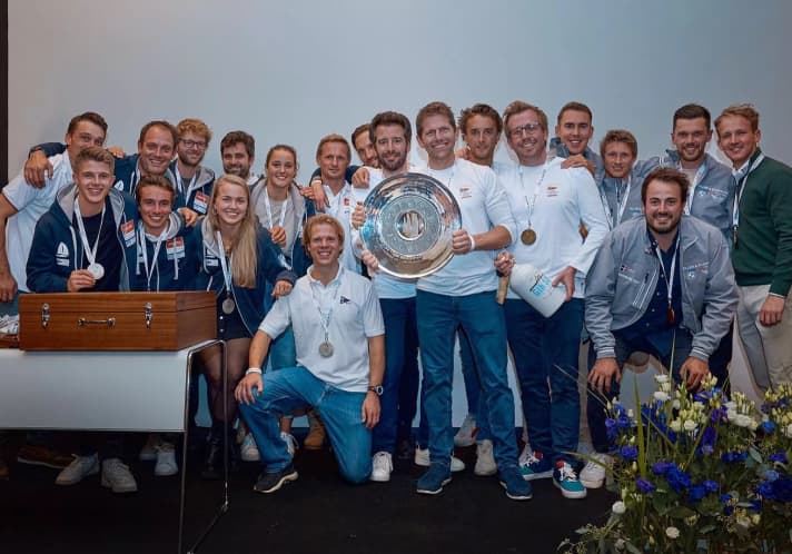 Successful helmsman Tobi Schadewaldt holds the championship trophy in his hands, the NRV team celebrates a strong season and its sixth title since 2013