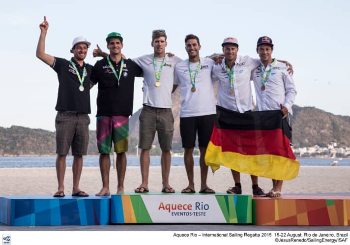   La settimana scorsa un raggiante bronzo alla regata di prova, questa settimana un paziente fisso delle cliniche berlinesi: il campione europeo 49er Erik Heil (2° da destra), di Berlino.