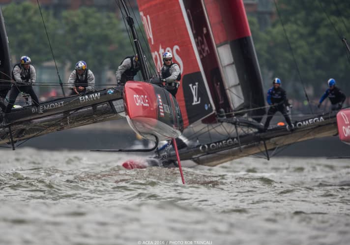   Inseguimento della deriva sul fiume Hudson: Emirates Team New Zealand segue Oracle Team USA