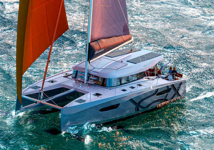Excess 13 : longueur de la coque 12,99 m, largeur 7,25 m, poids 10,6 t, prix encore inconnu