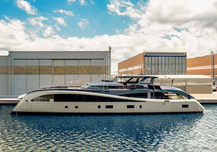 Die Motoryacht ist einer der interessanten Neubauten des Jahres. Rossinavi baute den E-Kat im XXL-Format nach Plänen von Fulvio de Simoni.