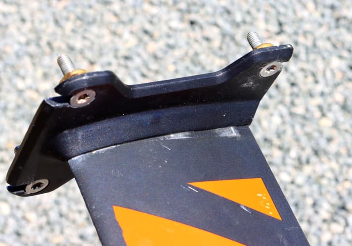 Common problem: The connection from the plate to the foil mast has shaken loose, the mast sits slightly askew in the mount (recognisable by the white abrasion on the mast)