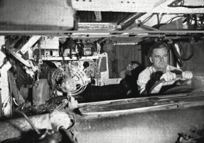   Ben Carlin am Steuer des umgebauten Schwimm-Jeeps „Half Safe“.