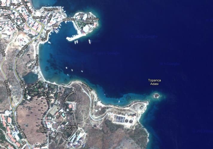   Panoramica della baia di Datca. Il porto della città a nord, il nuovo porto turistico è in fondo all'isolotto al largo.