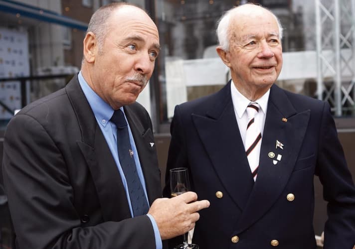   Otto Schlenzka (r.) und Willy Kuhweide 2006 bei der Taufe des deutschen America's-Cuppers "United Internet Team Germany"