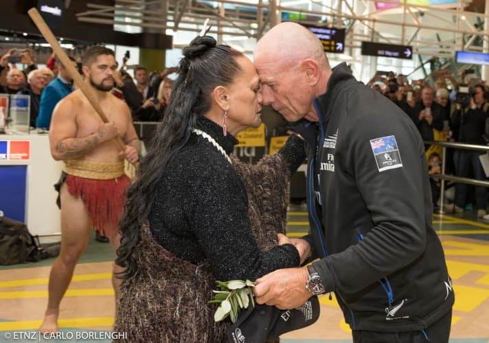   La tradizionale cerimonia di benvenuto Maori per l'Emirates Team New Zealand