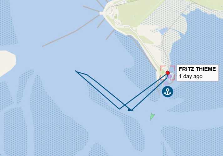 Die Route des DGzRS-Rettungsboots “Fritz Thieme” der Freiwilligenstation Wangerooge am 15. Oktober zeigt den ungefähren Ort der Havarie. Die gepunkteten Flächen weisen auf Sandbänke hin. Diese verändern sich stetig und dehnen sich aktuell weiter nördlich aus als im Screenshots dargestellt.