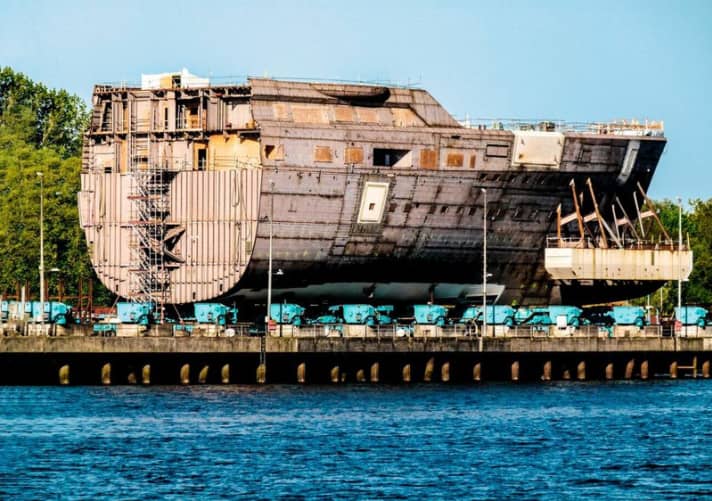 Still alone: the front section of the "Alibaba" project, estimated to be between 115 and 130 metres long, is waiting for the wedding shot.