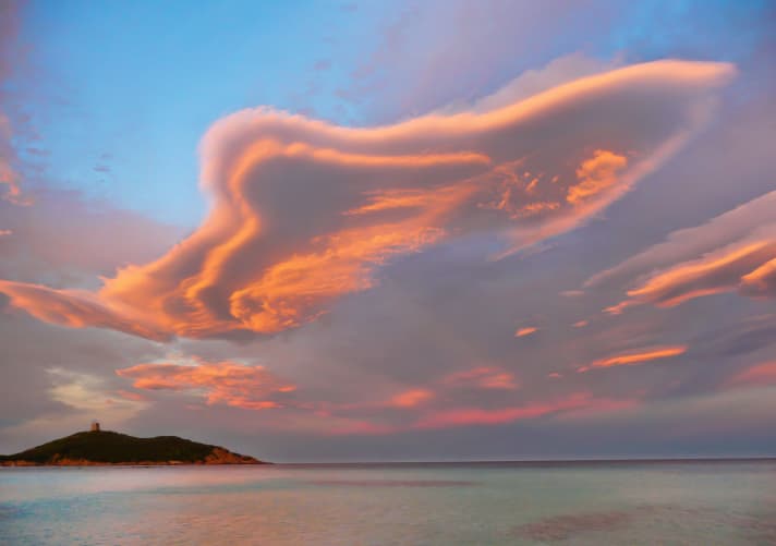Manchmal stapeln sich die klassischen Föhnwolken übereinander und sorgen für einzigartige Formationen am Himmel.