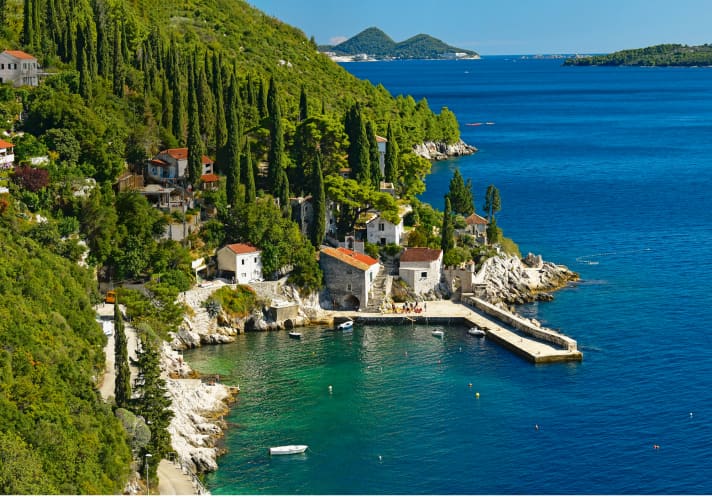 Small boats can go alongside behind the Trsteno pier, larger boats are better off anchoring in front of it