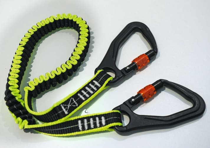   Bon marché. Le mousqueton à vis de Plastimo est disponible pour 41 euros avec une sangle extensible.