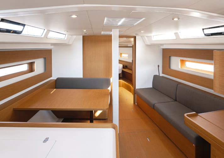   Der Salon ist weit nach vorn gebaut. Das V-förmige Layout ist speziell, die Dinette auch