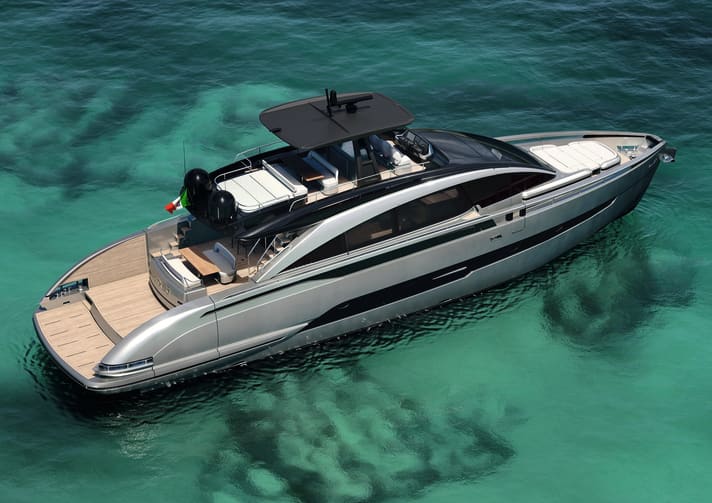 Am Heck öffnen sich die Schanzkleider zu einer breiten Terrasse, die Plattform fährt dann auf die gleiche Höhe