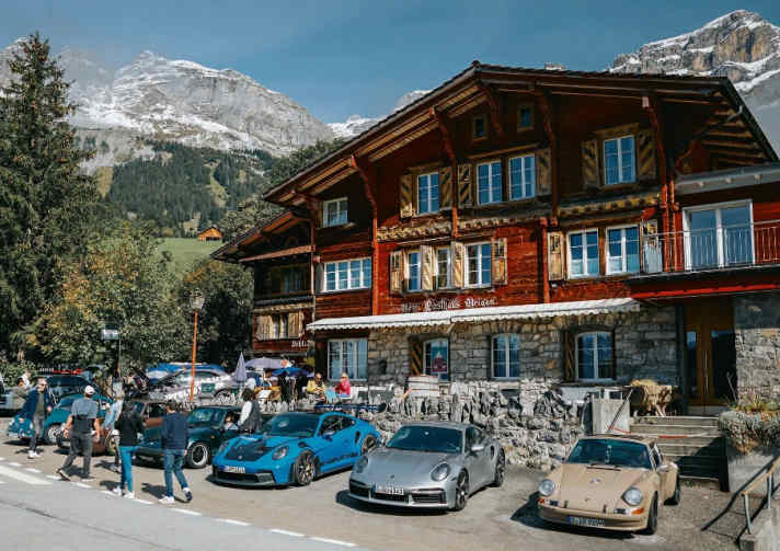 Der Gipfeltreffen-Vibe in einem Bild: Mittagsstopp am Hotel Posthaus Urigen an der Klausenpassstraße
