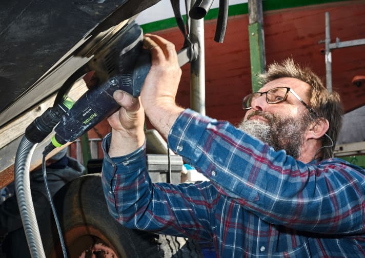   There is no way around a powerful sanding machine. Do-it-yourself products are quickly overwhelmed by the surfaces of the hull and deck