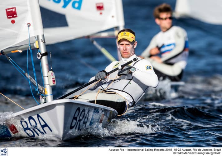   Nach der weniger gelungenen WM segelt der neunmalige brasilianische Weltmeister Robert Scheidt in seinem Heimatrevier zum Auftakt der olympischen Testregatta wieder auf Erolgskurs