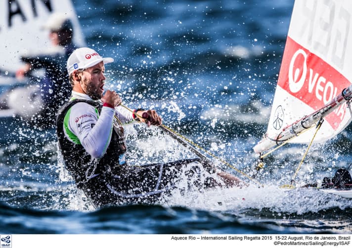   Philipp Buhl alla regata di prova olimpica della scorsa settimana: durante questo sforzo, i velisti non possono proteggersi dal pericolo invisibile che li minaccia nella sporca area olimpica.