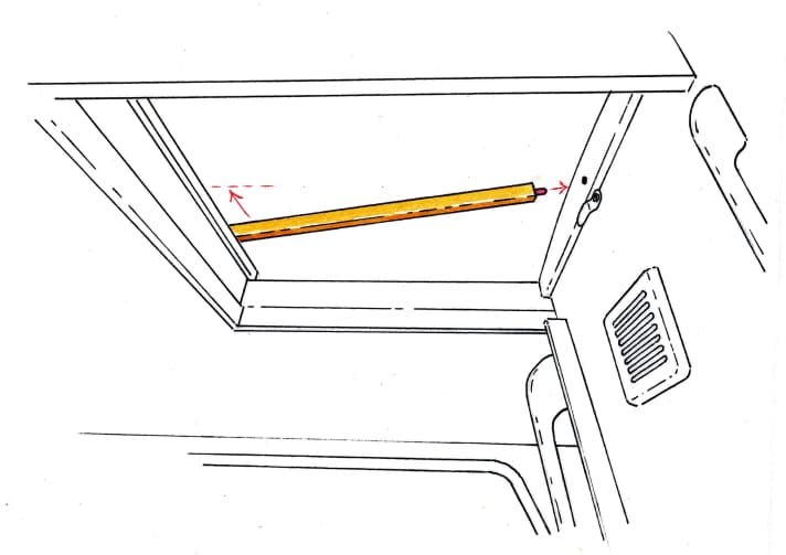   Entre le bord avant et la baguette de finition, une simple pièce de bois est utilisée comme protection contre les effractions.