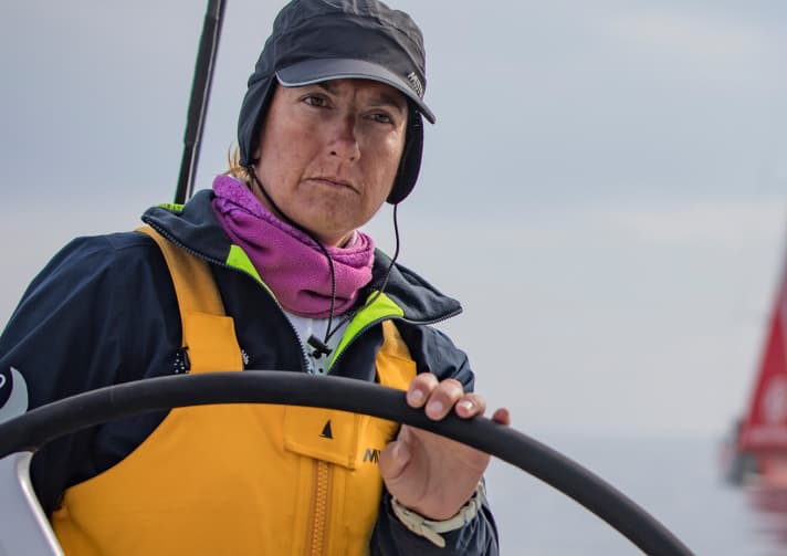   Les propres mots de Dee Caffari le matin du jour de la finale : "N'écrasez jamais un bateau rouge" ! Et c'est ce qui devait arriver. Une finale amère pour la skipper et son équipe Turn the Tide on Plastic : Après avoir mené une étape, le jeune équipage mixte a longtemps navigué vers une place sur le podium, avant que Mapfre (3e) et Dongfeng (4e) n'interceptent l'équipage de Caffari dans les 50 derniers milles.