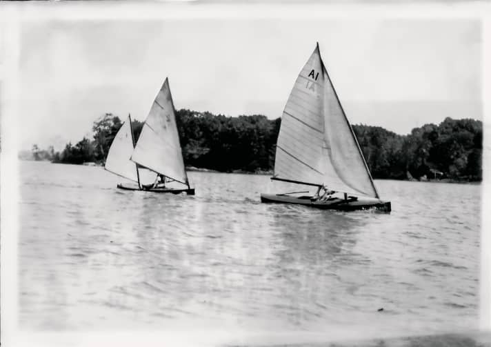 Le canoë à voile de Fox avec un étai rigide comme second mât a le vent en poupe