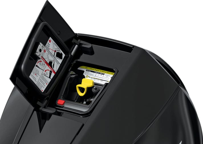  Many maintenance tasks can be carried out directly in the water without having to take the boat out of the water