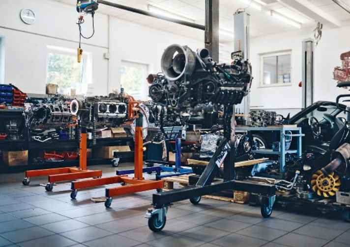 Alles hat seinen Platz: In der Werkstatt ihres Vaters Michael lernt Selina schon früh, worauf es ankommt