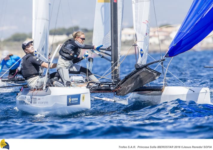   Problemi con la tavola centrale, che è penetrata troppo profondamente nello scafo danneggiando la barca, hanno costretto Paul Kohlhoff e Carolina Werner ad abbandonare la regata al largo di Maiorca.