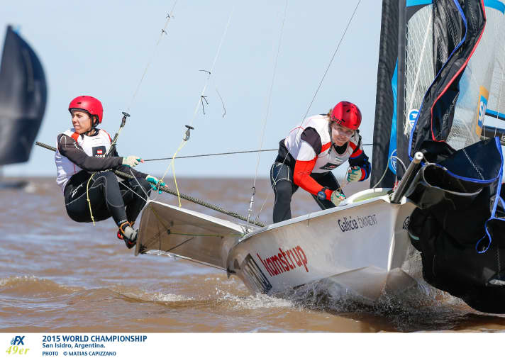   Einige Crews wie diese Däninnen segeln inzwischen mit Helm