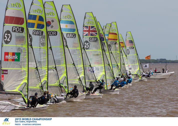  Départ d'une course de championnat du monde de 49er dans la zone contestée au large de Buenos Aires