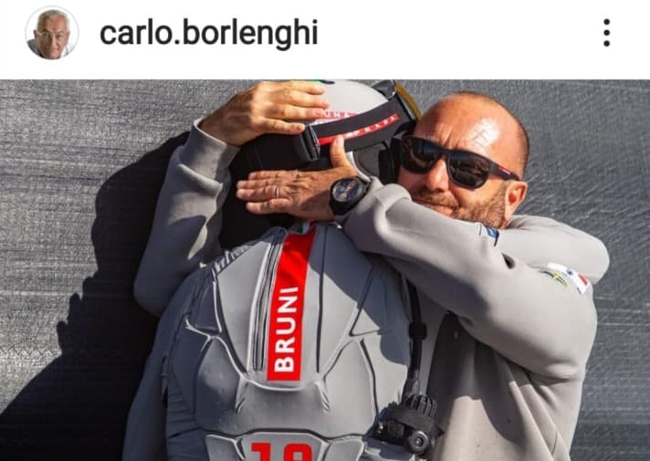   Sconfitti ma in piedi: il capo squadra italiano Max Sirena e il suo timoniere Francesco Bruni in un momento di commozione dopo la sconfitta degli azzurri. Il vecchio maestro Carlo Borlenghi ha immortalato la scena con un occhio attento ai grandi momenti Studio Borlenghi