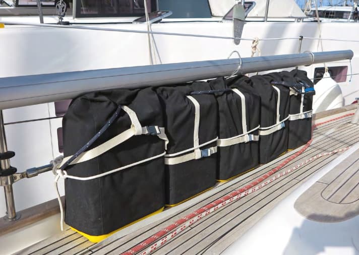 Equipment: Diesel canisters - an extra supply increases the range under the engine. Here, a stainless steel rod has been inserted between the railing supports to attach the canisters at sea. They are not a major cost factor