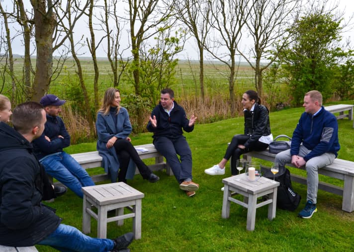 In seclusion: Stina Krause and Björn Benecke (centre) from Abeking & Rasmussen in conversation in the garden of Rickmer's Hoff. Among others, Bogdan Gusarev (left), who travelled from Monaco for Bering Yachts, listens in. | r.