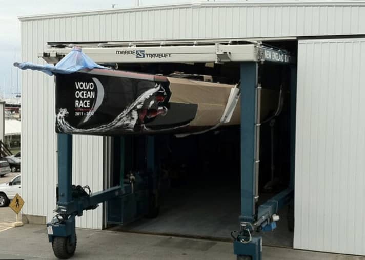   Le bateau est amené au montage de la quille par Travellift