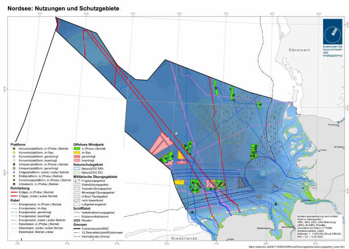 La carte générale du BSH montre toutes les utilisations et les zones protégées dans la zone des 12 miles nautiques et la zone économique exclusive en mer du Nord. Au nord de Cuxhaven se trouve la plate-forme pétrolière Mittelplate, et juste derrière la frontière occidentale, la tour de production de gaz néerlandaise, à partir de laquelle du gaz sera également produit au large de Borkum. | graphique : BSH