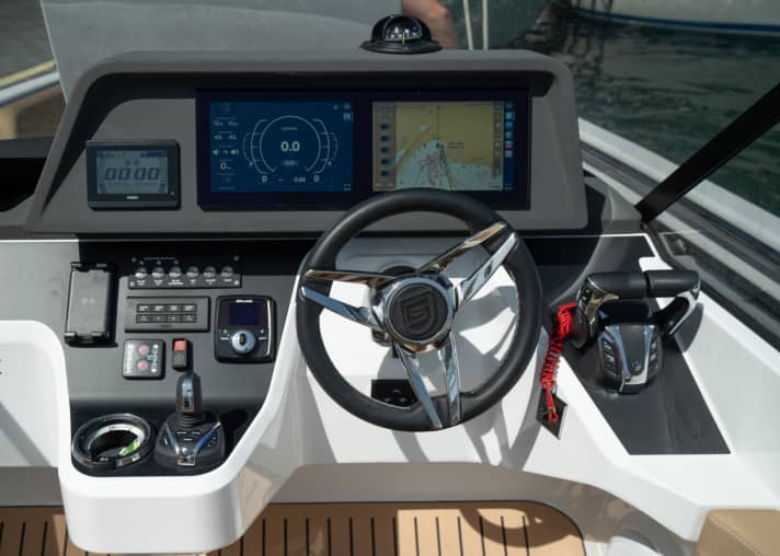 Möglicher Troubleshooting-Faktor an Bord: Mit etwas Schmierstoff geht der Gashebel in der Regel deutlich leichter | BOOTE/J. Fietze