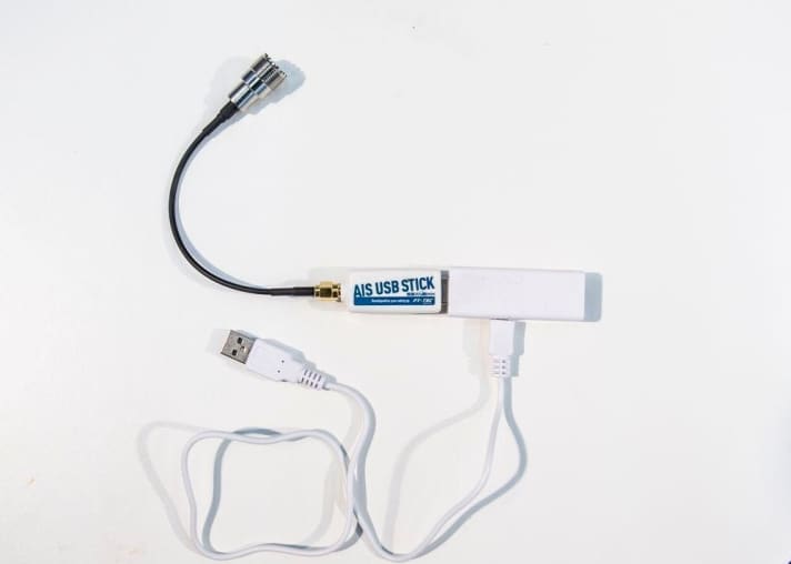   Associée au minuscule routeur Wifi, la clé USB se transforme en unité AIS mobile et fournit également les données à un smartphone ou une tablette