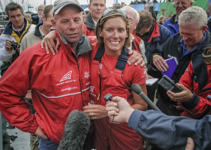   L'immagine simbolica di una leggendaria scommessa tra Grant Dalton e Lisa McDonald: lo skipper neozelandese di "Amer Sports One" aveva annunciato nella regata 2001/2002 che si sarebbe infilato un ananas su per il culo se l'equipaggio femminile di "Amer Sports Too" avesse fatto meglio del suo team in una tappa. Ha perso, ha dovuto consegnarsi e lo ha fatto da perdente leale. A Kiel ...