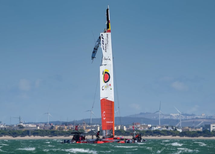 The bitter end for the self-confident Spanish favourites in front of their home crowd: when their F50 catamaran was righted again after capsizing before the start of the race, the full extent of the damage to the 24-metre-high wing sail became apparent